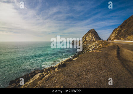 Felsenküste der Point Mugu Rock entlang Pacific Coast Highway, Point Mugu, Kalifornien Stockfoto