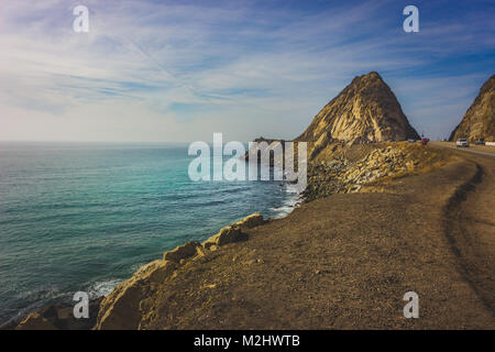 Felsenküste der Point Mugu Rock entlang Pacific Coast Highway, Point Mugu, Kalifornien Stockfoto