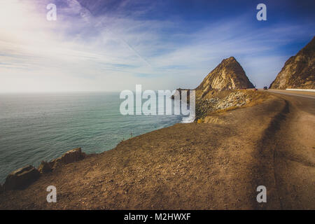 Felsenküste der Point Mugu Rock entlang Pacific Coast Highway, Point Mugu, Kalifornien Stockfoto