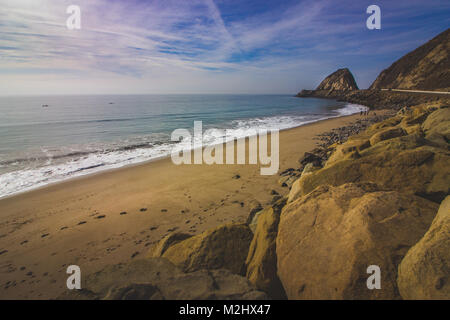 Felsenküste der Point Mugu Rock entlang Pacific Coast Highway, Point Mugu, Kalifornien Stockfoto