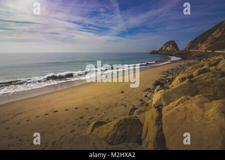 Felsenküste der Point Mugu Rock entlang Pacific Coast Highway, Point Mugu, Kalifornien Stockfoto