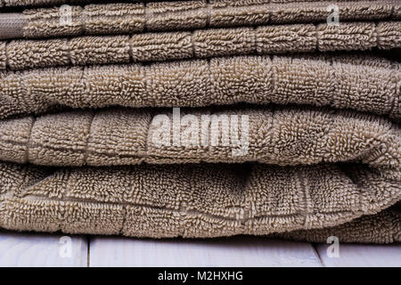 Terry handtücher Braun auf hölzernen Tisch Stockfoto