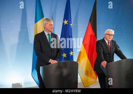 Bilaterale Sitzung mit der schwedische Außenminister Carl Bildt und Bundesaußenminister Frank-Walter Steinmeier in Berlin. Stockfoto