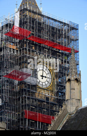 Gerüst kuvertieren Big Ben Elizabeth Tower Palace of Westminster Häuser des Parlaments für Restaurationen Renovierungen und Reparaturen. Bauarbeiten Stockfoto