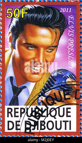 Dschibuti - ca. 2011: eine Briefmarke in der Republik Dschibuti gedruckt zeigt eine Abbildung von Elvis Presley Holding ein Mikrofon, ca. 2011 Stockfoto