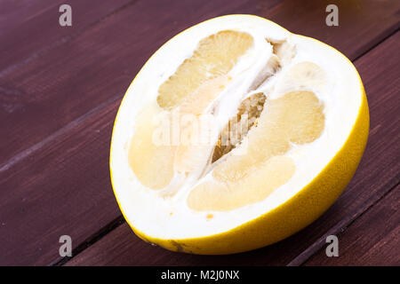 Halbe Grapefruit pamelo auf hölzernen Tisch Stockfoto