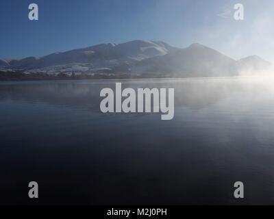 Nebel auf dem See mit skiddaw von Bassenthwaite Lake, Lake District National Park, Cumbria, Vereinigtes Königreich Stockfoto