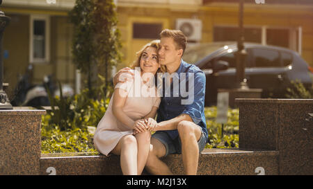 Der Mensch in der Liebe die schöne blonde Freundin, Paar auf romantischen Datum, Video Stockfoto