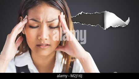 Betonte Kopfschmerzen Frau mit zerrissenem Papier Stockfoto