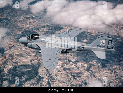 960520-N-002-3577 B ein A-6-E 'Eindringling' navigiert über die spanische Landschaft während Ihrer niedrigen Niveau Training Mission zur Unterstützung der Übung Matador. Piloten sind für die Blueblasters der Attack Squadron Drei Vier (VA-34) zugeordnet, implementiert mit Carrier Air Wing Sieben (CVW-7), an Bord der US Navy Flugzeugträger USS George Washington (CVN 73). CVW-7 und George Washington nahm an einem kombinierten/gemeinsame US-amerikanische und spanische Übung genannten Operation 'Matador'. Us Navy Foto von Commander Dave Bus (Freigegeben) Attack Squadron Drei Vier (VA 34) Letzte Bereitstellung fliegen die Grumman A-6E "Intrud Stockfoto