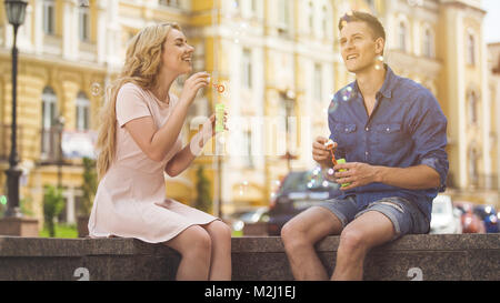 Schönes Paar blasen blasen und Spaß an sonnigen Sommertagen, Romantik, Stock Video Stockfoto