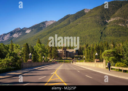 Banff Avenue und Parks Kanada Verwaltungsgebäude in Cascade Gardens Stockfoto