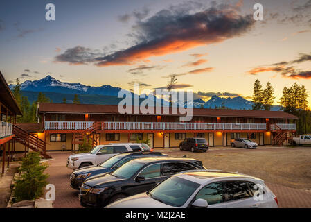Sonnenuntergang über die Rocky Mountains und die felsigen Hotel in Valemount, Kanada Stockfoto