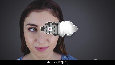 Frau mit zerrissenem Papier auf Auge und Auge Zeichnung Stockfoto