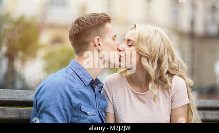Sweet Kiss von schönen jungen Paar in Liebe, glückliche Menschen genießen Romantik, Stock Video Stockfoto