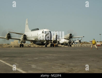 021024-N-4374 S-036 Central Command Einsatzgebiet (Okt. 2010) 24, 2002) - - Flugzeug Kapitän, Luftfahrt Elektronik Techniker 3. Klasse Timothy Adams, gibt einen Befehl an ein ÒreverseÓ pilot führt seine EP-3E ÒAries IIÓ zugewiesen, zugewiesen an der 'World Watchers" an die "Welt Watchers' des Fleet Air Reconnaissance Squadron (VQ-1). VQ-1 ist in Whidbey Island, Washington, und ist auf einem regelmäßigen sechsmonatigen Einsatz in den Nahen Osten die Durchführung von Missionen zur Unterstützung der Operation Enduring Freedom. Us Navy Foto von PhotographerÕs Mate 2. Klasse Michael Sandberg. (Freigegeben) 021024-N-4374 S- Stockfoto