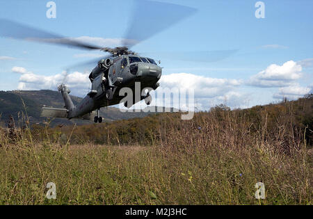 021029-N-2781V-088 Pula, Kroatien--A US Navy HH - 60H "Seahawk" Hubschrauber, u-Jagd-Geschwader One Five (HS-15) "Red Lions" fliegt über die kroatische Landschaft in der Nähe von Pula, zugewiesen Durchführung Combat Search and Rescue (CSAR) Übungen.  HS-15, Teil des Carrier Air Wing siebzehn (CVW-17), hat ein Element nach Kroatien zur Teilnahme an ÒJoint Flügel 2002.Ó gemeinsame Flügel ist eine multinationale Übung zwischen den USA und der kroatischen Luftwaffe zur nachrichtendienstlichen Praxis geschickt.  CVW-17 ist derzeit an Bord USS George Washington (CVN-73) für einen geplanten Einsatz.  US Navy Foto Stockfoto