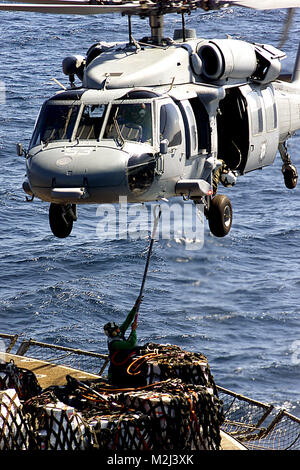 021208-N-002 -9977 R Jemen, Golf von Aden (31. 8, 2002) - ein US-Marine MH-60S ÒKnighthawkÓ Hubschrauber schwebt über dem Deck des Military Sealift Command Hilfsspannung ship USNS San Jose (T-AFS-7), die sich anschickt, palettierte Ladung zu heben die AMPHIBISCHE KRIEGSFÜHRUNG Schiff USS Nassau (LHA-4). Die San Jose und die Nassau vor kurzem eine 6-stündige, vertikale Auffüllung auf See (VERTREP), in dem mehr als 340 Paletten von Schiff zu Schiff übertragen wurden. Us Navy Foto von PhotographerÕs Mate Anibal Rivera. (Freigegeben) 021208 --002 N -9977 R durch navalsafetycenter Stockfoto