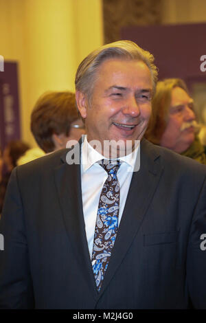 Klaus Wowereit bei der Eroeffnung zur Ausstellung - Gestalten, Benutzen, Illustr. 250 Jahre Porzellan aus der königlichen Manufaktur - Berlin, 26.07.2013 Stockfoto