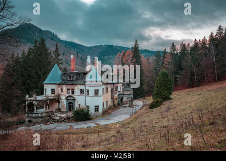 Abgebrochene Health Spa Resort in der Nähe des Dorfes Rajecke Teplice Stockfoto