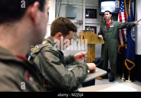 030312-N-3235P-503 das Mittelmeer (12. März 2003)--Lt. CMdR Christopher Walker an der Checkmates Meer Control Squadron Two Two (VS-22) Slips Piloten im Bereitschaftsraum Staffel 4 an Bord des Flugzeugträgers USS Harry S. Truman (CVN-75) befestigt.  Piloten bereiten sich in einer geplanten Krieg At Sea Übung (WASEX) teilnehmen.  Die Übung trainiert Flug Crewmembers für einen koordinierten Angriff auf einem bereitgestellten feindlichen Schiff. Truman und Carrier Air Wing drei (CVW-3) sind derzeit im Einsatz, die Durchführung von Missionen zur Unterstützung der Operation Enduring Freedom.  U. Foto: S. Navy des Fotografen Ma Stockfoto