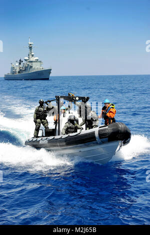 100521-N-3674 H-177 MITTELMEER (21. Mai 2010) Spanisch marines abzuweichen, die Spanische Marine Descubierta-Klasse Corvette SPS Infanta Elena (P76) während eines Besuchs, Board, Durchsuchung und Beschlagnahme (VBSS) Bohrer im Mittelmeer während Phoenix Express 2010 (PE-10). PE-10 zielt darauf ab, Sicherheit und Gefahrenabwehr im Seeverkehr im Mittelmeer durch erhöhte Interoperabilität und die Zusammenarbeit zwischen den regionalen Partnern aus Afrika, Europa und den Vereinigten Staaten zu verbessern. (U.S. Marine Foto von Mass Communication Specialist 2. Klasse John Hulle/Freigegeben) Spanisch marines Abteilung spanischen Schiff durch EUCOM Stockfoto