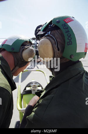 Bilder von Matthew Thomas während Naval Reserve aktives Training mit NAS Sigonella, Sizilien im Mai 2003 HC-4 schwarze Hengste sind in NASSIG stationiert. Mannschaft: AM 1 James Hale-HC-4 von PH1 Thomas 05 von navalsafetycenter Stockfoto