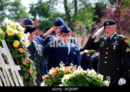 100530-J-3284 V-126 Waregem, Belgien (30. Mai 2010) Soldaten aus den zeremoniellen Details aus den Vereinigten Staaten Delegation bei der North Atlantic Treaty Organisation (NATO) und Kadetten aus einer Luftwaffe Junior Reserve Officer Training Corps begrüssen einen Kranz der gefallenen amerikanischen Soldaten während des zweiten Weltkriegs 2010 Memorial Day Zeremonien gewidmet bei der Flandern Feld Friedhof und Denkmal. (U.S. Departement für Verteidigung Foto von Mass Communication Specialist 1. Klasse Joseph R. Vincent) Service Mitglieder begrüssen ein Memorial Day Kranz in Belgien durch EUCOM Stockfoto