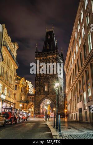 Pulverturm in der Nacht in Prag, Tschechische Republik Stockfoto