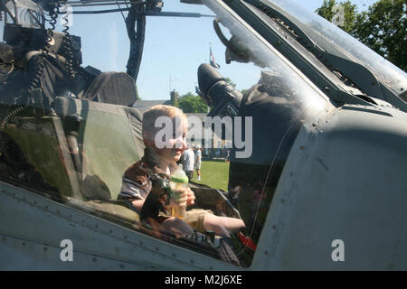 NEW YORK - ein Kind sitzt im Cockpit eines AH-1W Cobra Helikopter nach Marines von Marine Air Ground Task Force New York ein Hubschrauber raid an Nelke Lakes Park, Staten Island, New York, 31. Mai demonstrieren. Mehr als 3.000 Marines, Matrosen und Küstenwache in dem Bereich befinden, in dem die Teilnahme an Community Outreach Veranstaltungen und Demonstrationen. Dies ist das 26. Jahr in New York City hat das Meer Dienstleistungen für Flotte Woche. (Offizielle Marine Corps Foto von Cpl James Cline/freigegeben) Nelke Seen Marine Hubschrauber Raid-Demonstration - Flotte Woche 2010 durch NYCMarines Stockfoto