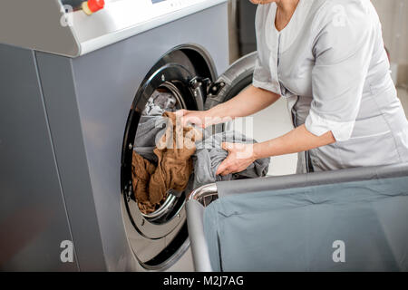 Senior washwoman in der Wäscherei Stockfoto