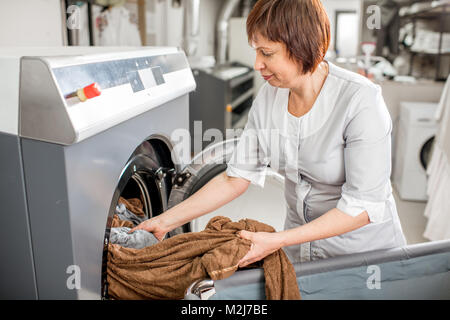 Senior washwoman in der Wäscherei Stockfoto