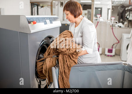 Senior washwoman in der Wäscherei Stockfoto