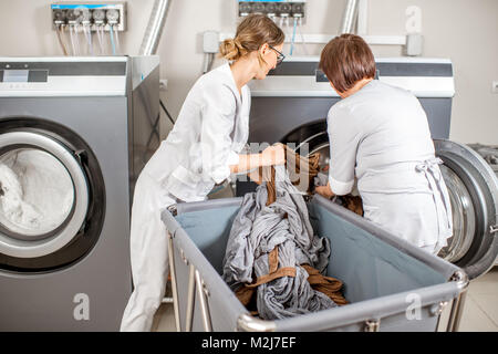 Senior washwoman in der Wäscherei Stockfoto