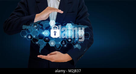 Schloss in den Händen von einem Geschäftsmann Schild der Schild den Cyberspace zu schützen. Raum Eingang Daten Datensicherheit Business Internet Konzept. Sichere informieren Stockfoto