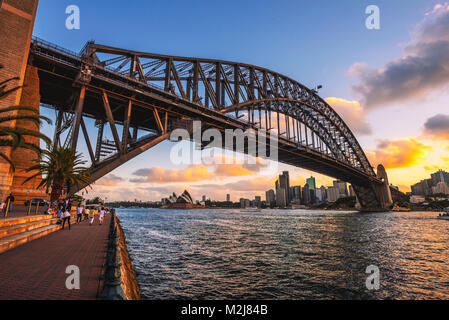 Menschen laufen unter der Harbour Bridge mit Blick auf Sydney Skyline Stockfoto