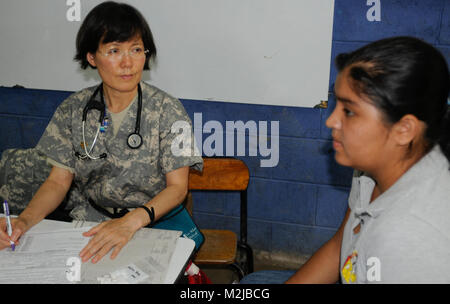 Maj. Sook Jo Park vom Chino, Calif. Dokumente, die Anliegen der Patienten in El Salvador. Die 349 Combat Support Hospital betrieben Kliniken in drei Bereichen in und um San Vicente während ihrer zweiwöchigen Mission. - Foto von Armee Personal. Sgt. Kristen König 349 Medrete in Tepetitan (28 von 78) 807 MCDS Stockfoto