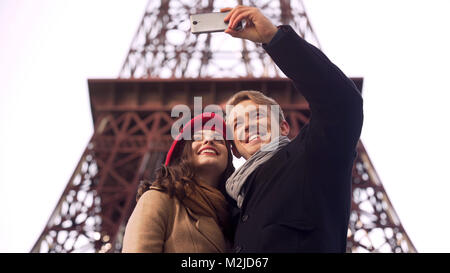 Glücklich der Mann und die Frau lächeln und posieren für selfie in Paris, Urlaub Erinnerungen, Filmmaterial Stockfoto