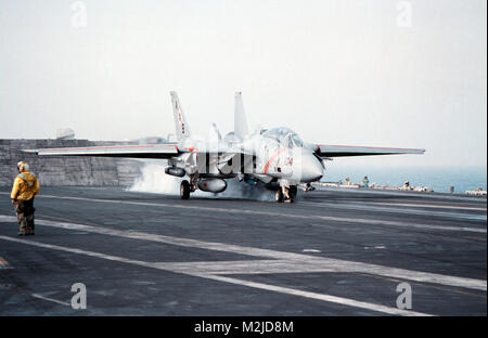 980210-N-0507 F-001 an Bord der USS GEORGE WASHINGTON (Feb. 10, 1998) - eine F-14 B ÒTomcatÓ bestechen mit einer niedrigen Höhe Navigationsziel Infrarot für Nacht (Lantirn) Pod, einer der NavyÕs Neueste Targeting Systemen, (unten montiert, links) startet vom Flugzeugträger USS George Washington (CVN 73). George Washington und Jagdgeschwader 102 (VF-102) (dargestellt) werden derzeit an den Persischen Golf zur Unterstützung der Operation Southern Watch eingesetzt. Us Navy Foto von PhotographerÕs Mate 3. Klasse Brian Fleske. (Freigegeben) 980210 --001 N-0507 F durch navalsafetycenter Stockfoto