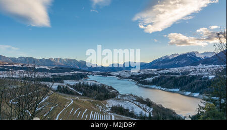 See Santa Giustina, Trentino Alto Adige, Italien, Winter landsdcape des Sees. Die imposante S. Giustina Dam wurde 1951 eingeweiht und seitdem ha Stockfoto