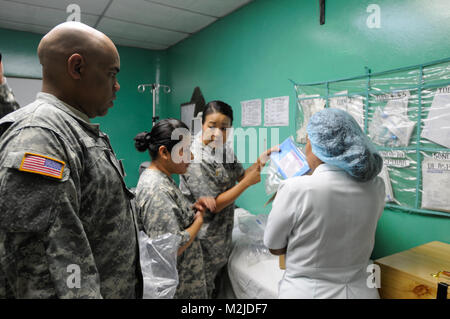 Soldaten der 349. Combat Support Hospital liefern die Versorgung der San Vicente Krankenhaus in El Salvador. Spc. Robert Gray beantragt die Spende von seinem Arbeitgeber in New Mexiko. - Foto: Staff Sgt. Kristen König Spc Grau Spende (3 von 26) durch 807 MCDS Stockfoto