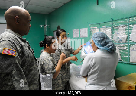 Soldaten der 349. Combat Support Hospital liefern die Versorgung der San Vicente Krankenhaus in El Salvador. Spc. Robert Gray beantragt die Spende von seinem Arbeitgeber in New Mexiko. - Foto: Staff Sgt. Kristen König Spc Grau Spende (4 von 26) durch 807 MCDS Stockfoto