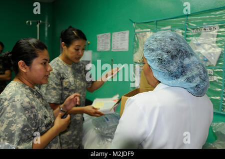 Soldaten der 349. Combat Support Hospital liefern die Versorgung der San Vicente Krankenhaus in El Salvador. Spc. Robert Gray beantragt die Spende von seinem Arbeitgeber in New Mexiko. - Foto: Staff Sgt. Kristen König Spc Grau Spende (5 von 26) durch 807 MCDS Stockfoto