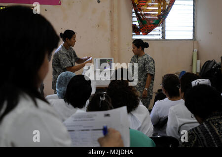 Soldaten der 349. Combat Support Hospital lehren Krankenschwestern an San Vicente Krankenhaus wie Ihre neu gespendete Ausrüstung zu verwenden. Spc. Robert Gray hatte seinen Arbeitgeber, Alta Vista Regional Hospital, die Spende zu machen, damit er die Lieferungen in El Salvador während seines zweiwöchigen Medical Mission liefern konnte. - Foto: Staff Sgt. Kristen König Spc Grau Spende (24 von 26) durch 807 MCDS Stockfoto