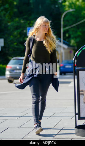 Eine blonde Frau hinunter Parkveien Street, Oslo (Norwegen) Stockfoto