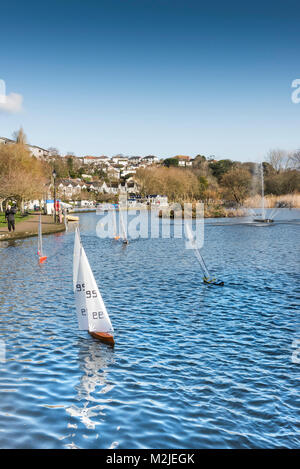 Modell Segelboote auf trenance See zum Bootfahren in Newquay Cornwall. Stockfoto