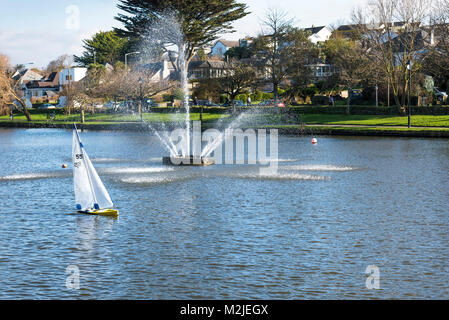 Ein Modell Segelboot auf trenance See zum Bootfahren in Newquay Cornwall. Stockfoto