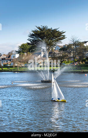 Ein Modell Segelboot auf trenance See zum Bootfahren in Newquay Cornwall. Stockfoto