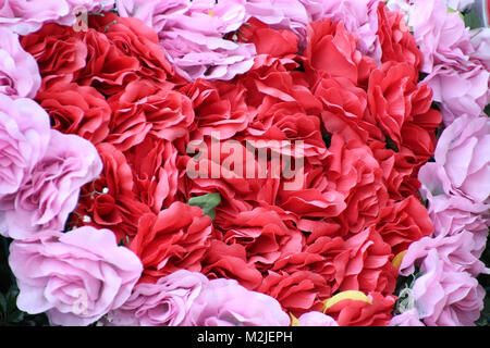 Geschlossen bis Valentinstag Herz aus Rosa und Rot Blütenblatt Stockfoto