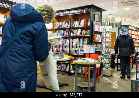 Ein Kunde Kunden surfen in einem waterstones Buchhandlung. Stockfoto